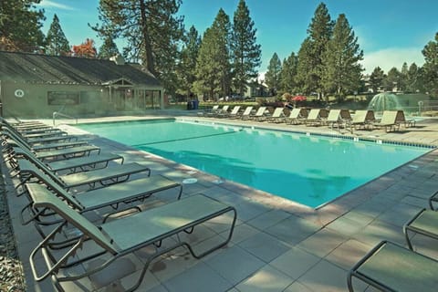 Year around heated pool- pet friendly, adventure base camp to the great outdoors for skiing, golfing, hiking, biking, fishing, rafting, swimming, ice skating, climbing in the great high desert of Oregon near Sun River and Bend.