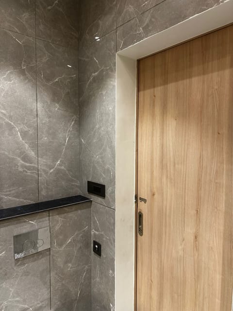 Executive Double Room | Bathroom | Shower, free toiletries, hair dryer, towels
