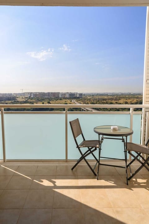 Desk, soundproofing, free WiFi