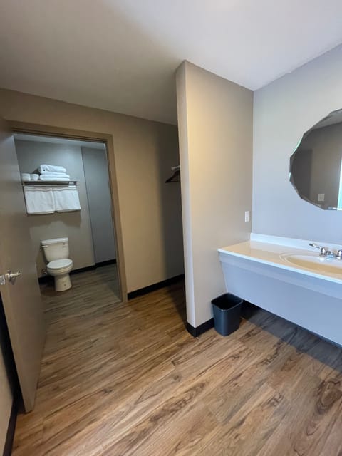 Combined shower/tub, free toiletries, hair dryer, towels