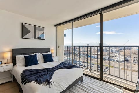 Wake up to sweeping city and mountain views from this cozy bedroom with a plush bed and modern style 🌆🛏️⛰️