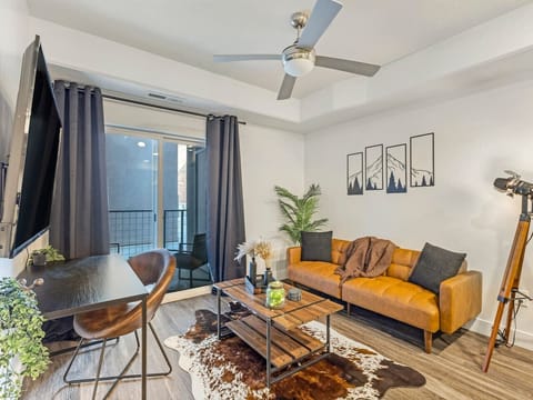 Enjoy a chic retreat with warm décor, natural light, and everything you need for a comfortable stay 🛋️☀️