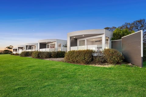 🏡 Private spa pods set within landscaped grounds