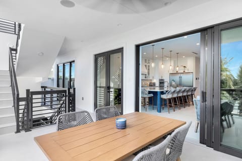 Outdoor breakfast nook overlooking the pool
