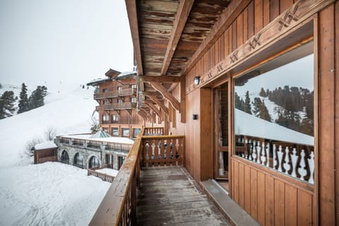 Relax on this charming balcony with sweeping views of snow-covered slopes and the quiet beauty of the mountains.