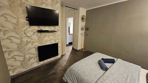 Chambre avec lit double et télévision.