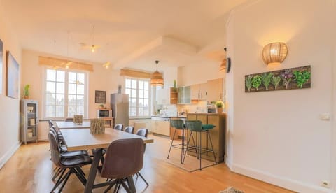 Cuisine ouverte et équipée avec gazinière, four, cafetière, bouilloire, lave-vaisselle, réfrigérateur avec congélateur, machine à glaçons, micro-ondes. 
Espace salle-à-manger pour 20 personnes.
Grande TV HD et système son.