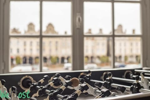 Une partie de Baby foot avec vue imprenable sur la Grand Place.