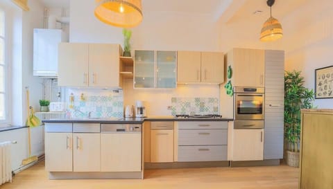 Cuisine équipée avec gazinière, four, cafetière, bouilloire, lave-vaisselle, réfrigérateur avec congélateur, machine à glaçons, micro-ondes.