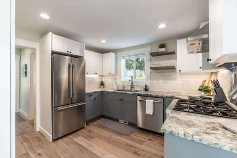 Fully outfitted chef's kitchen