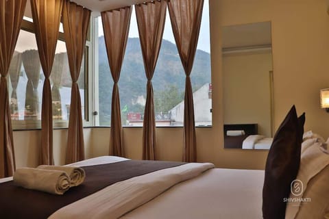 Deluxe Double Room, Mountain View | Free WiFi, bed sheets