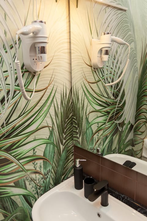 City Room 4 | Bathroom | Combined shower/tub, towels, soap, toilet paper