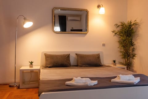 City Room 4 | Desk, laptop workspace, soundproofing, free WiFi