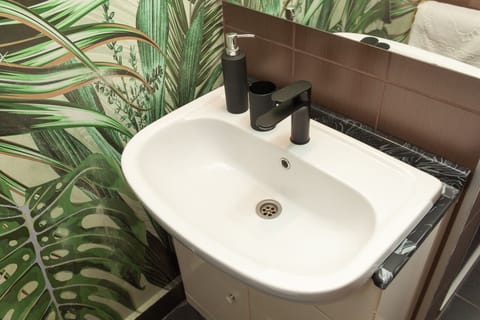 City Room 4 | Bathroom | Combined shower/tub, towels, soap, toilet paper