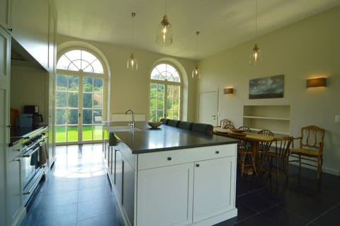 Classic House, 6 Bedrooms | Private kitchen | Fridge, microwave, oven, dishwasher