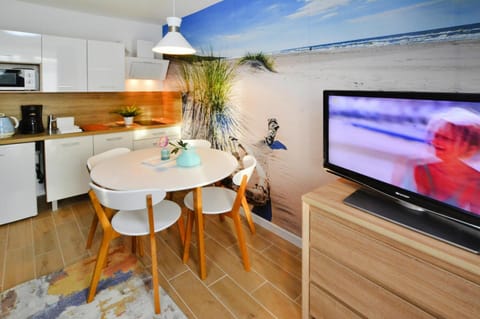 Comfort Apartment, 2 Bedrooms | Private kitchen | Fridge, microwave, coffee/tea maker, electric kettle