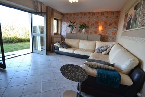 Classic House, 3 Bedrooms | Living room | Fireplace, DVD player