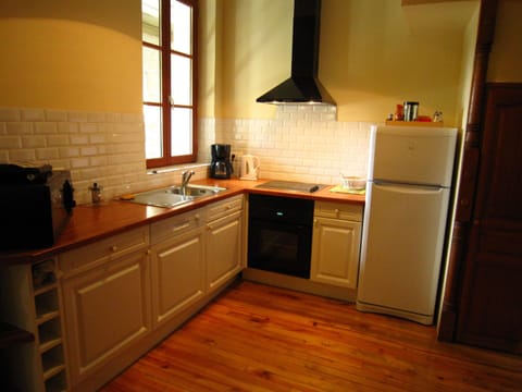 Deluxe House, 3 Bedrooms | Private kitchen | Fridge, microwave, dishwasher, highchair