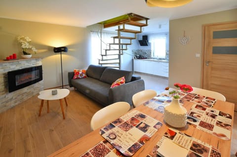 Classic House, 4 Bedrooms | Living room | Fireplace