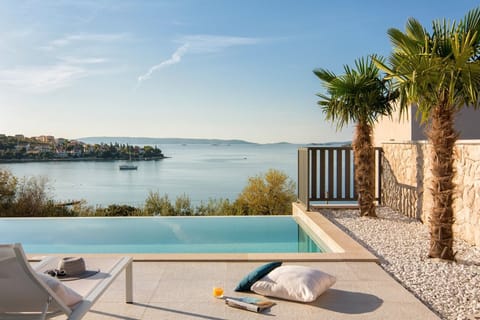200 meters from the beach, chic home with a heated pool, gym, and play area with a PS4, two bikes, table tennis, and breathtaking views of the island and sea