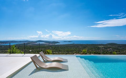 Exquisite 4-bedroom villa with Hot-tub, Sauna, Gym, Media room, Billiards, 64 sqm heated pool  (64 qm).
