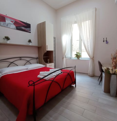 Room, 1 Double Bed, Non Smoking, Ensuite | Desk, free WiFi, bed sheets