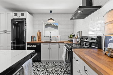 Kitchen with Marble Island, Baking pan, Blender, Tea steeper, Espresso Machine
