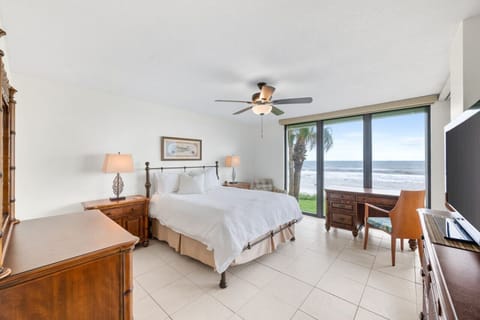 Master suite with bathroom - Queen bed and work station