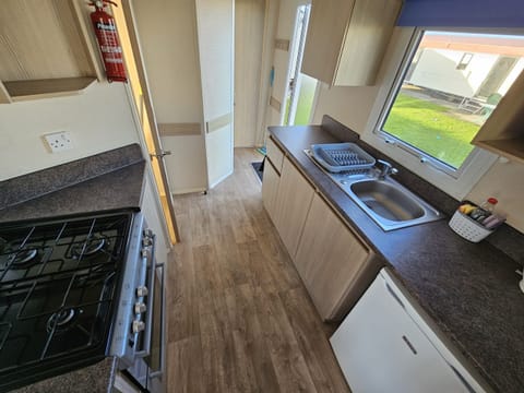 Cabin | Private kitchen | Fridge, microwave, oven, stovetop