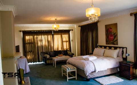 6 bedrooms, desk, laptop workspace, blackout drapes