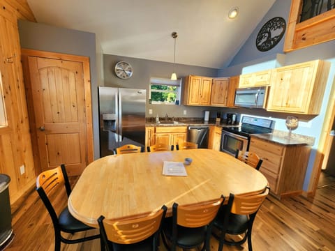 Kitchen w/dining table for 8
