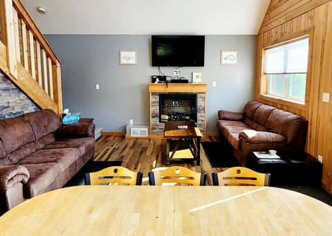 Living Room w/roku tv