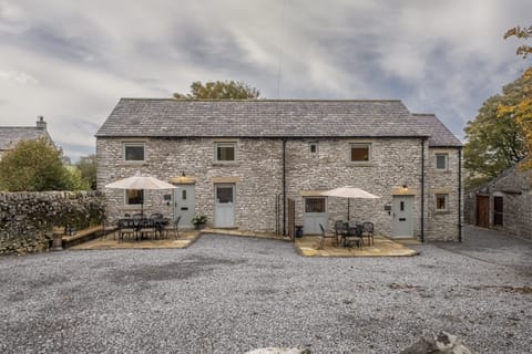 Welcome to Beech Farm Barns, Taddington, Derbyshire. A combination of Swallows Nest and The Old Hen Shed