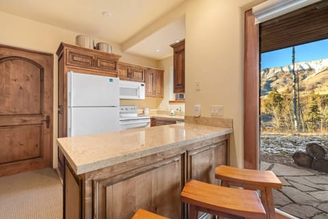 Flex room/mother-in-law suite full kitchen and breakfast bar