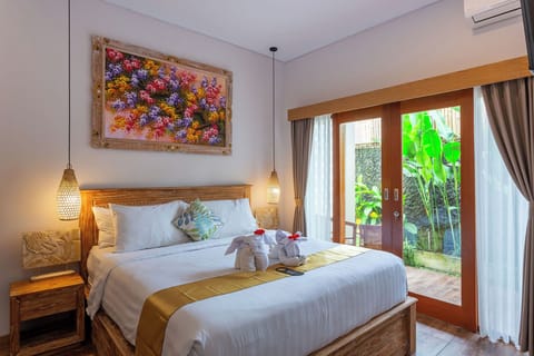 Superior Double Room | Minibar, in-room safe, desk, laptop workspace