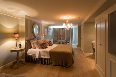 Honeymoon Double Room, Bathtub | Minibar, individually decorated, individually furnished, desk