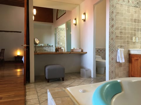 Presidential Suite (Caracol) | Bathroom | Shower, rainfall showerhead, free toiletries, hair dryer