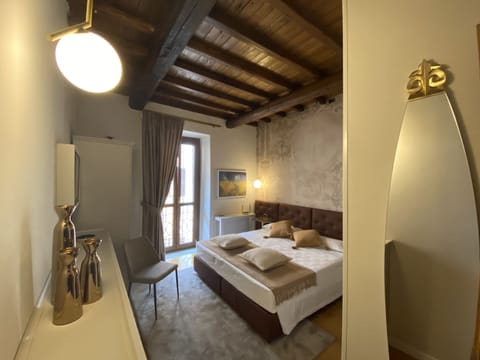 Double room with window, 1 kingbed or 2 single beds | In-room safe, desk, free WiFi, bed sheets