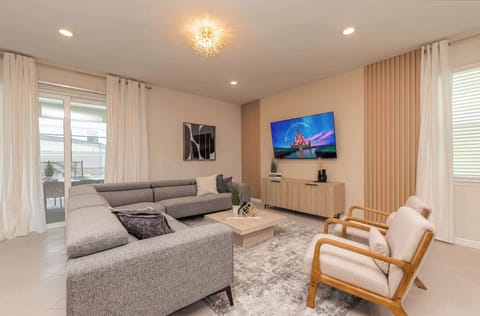 Enjoy movie nights together in the sitting room with Smart TV.