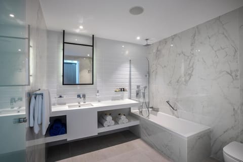 Family Suite (Elite) | Bathroom | Combined shower/tub, free toiletries, hair dryer, slippers