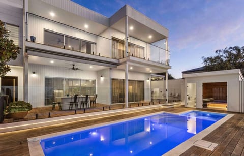 House | 6 bedrooms, high-speed internet