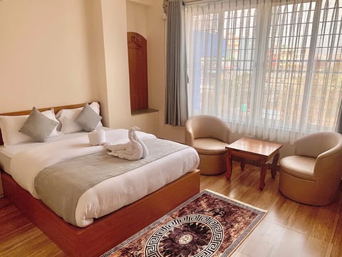 Deluxe Room | Desk, soundproofing, iron/ironing board, free WiFi