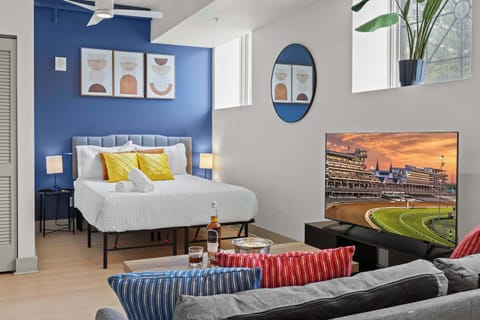 Bedroom: Modern studio unit with an open layout, ideal for both work and leisure.