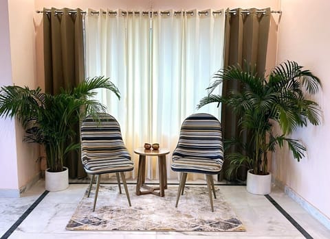 Deluxe Room, Balcony, City View | Living area