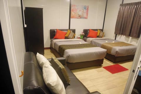 Twin Room, 1 Bedroom | Desk, free WiFi, bed sheets