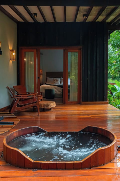 Double Cabin with Hot Tub (Tye) | Soundproofing, free WiFi, bed sheets