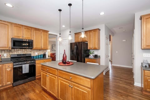 Fully equipped kitchen with additional counter seating