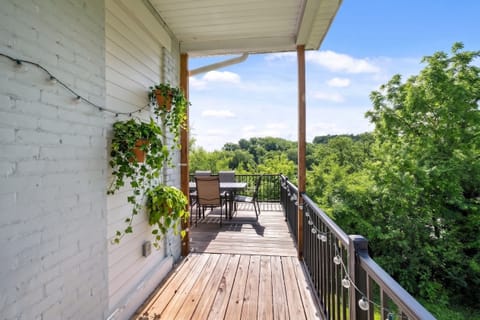 Sip coffee on the deck while enjoying sweeping Cincinnati skyline views at Ludlow Lodge.