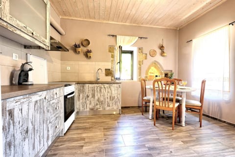 House | 2 bedrooms, desk