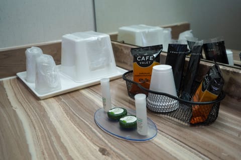 Combined shower/tub, hair dryer, towels